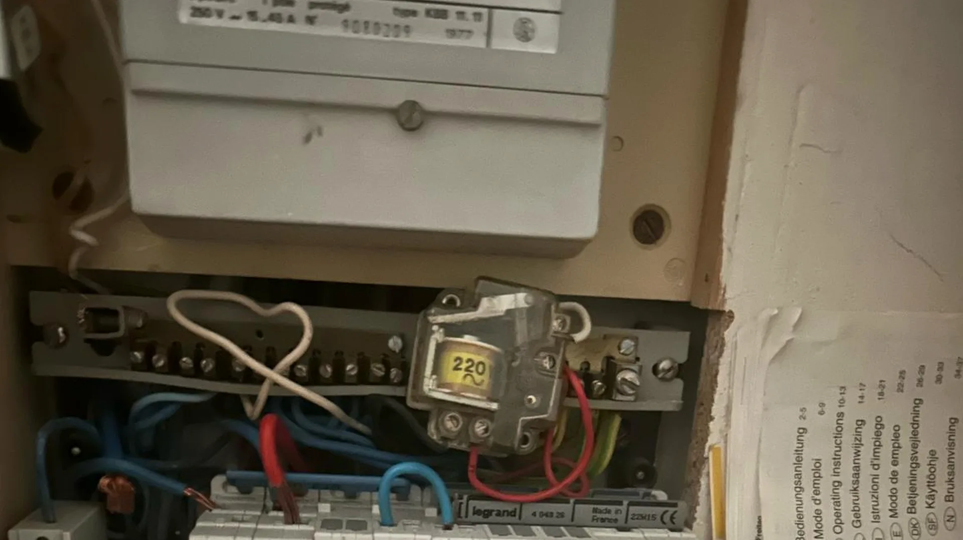 Électricien professionnel en intervention à Paris